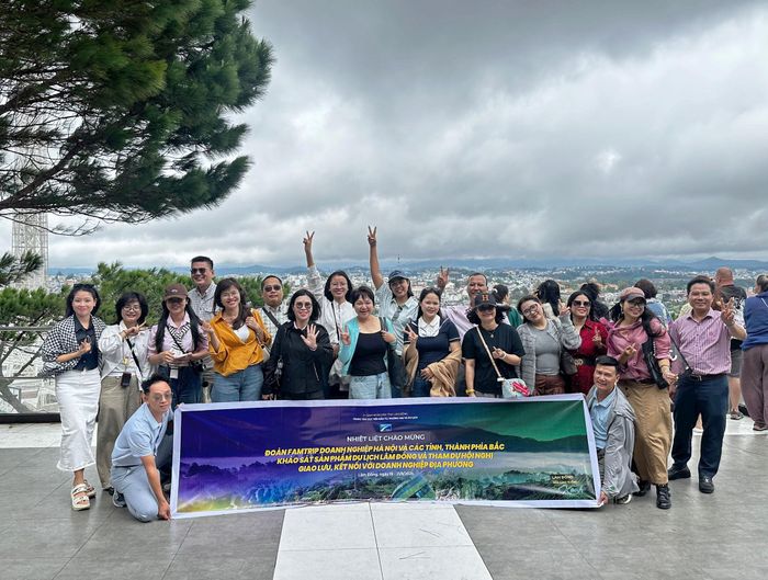 Đoàn khảo sát famtrip - presstrip du lịch Lâm Đồng với sự tham gia nhiều đơn vị lữ hành đến từ Hà Nội. Ảnh: Hoàng Quyên