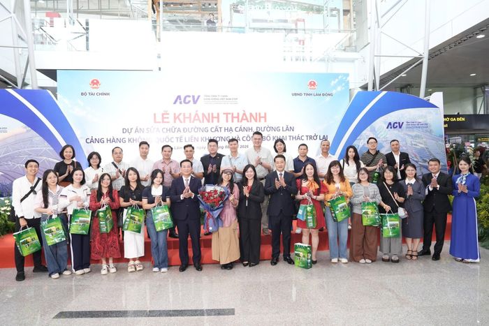Đoàn khảo sát của các đơn vị lữ hành Hà Nội đến Đà Lạt vào đúng dịp mở cửa trở lại sân bay Liên Khương. Ảnh: Hoàng Quyên