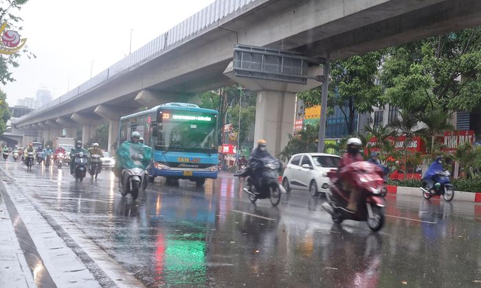 Từ chiều 23 đến ngày 24-8, Hà Nội tiếp tục mưa vừa, có nơi mưa to. Ảnh: Bảo Châu