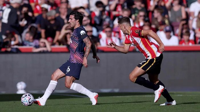 Tiền vệ tân binh trị giá 100 triệu bảng Sandro Tonali (trái) chưa thể mang đến khác biệt cho Tottenham. Ảnh: Tottenham Hospur FC
