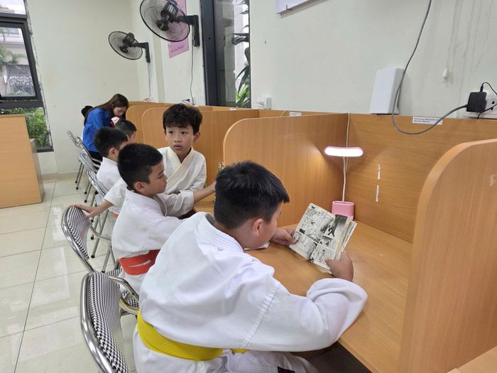 Góc đọc sách cho thiếu nhi tại "Không gian văn hóa - kết nối cộng đồng" phường Bồ Đề, Hà Nội. Ảnh: Mai Khôi