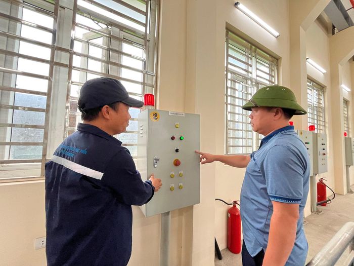 Cán bộ, công nhân vận hành hệ thống trạm bơm Cao Xuân Dương. Ảnh: Tùng Nguyễn.