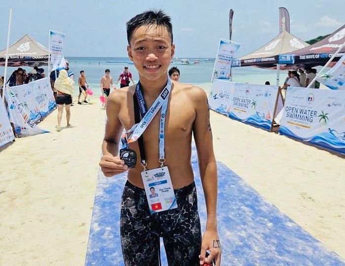 Tuyển thủ trẻ Phạm Đức Trọng vô địch cự ly 3km. Ảnh: TTVN