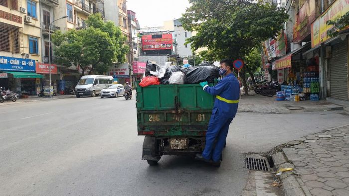 Công tác thu gom, vận chuyển rác được tăng cường tại các địa bàn. Ảnh: PV