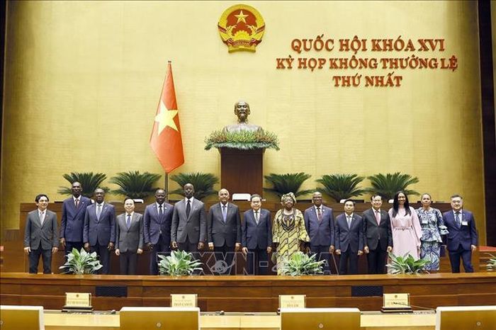 Chủ tịch Quốc hội Trần Thanh Mẫn cùng Chủ tịch Quốc hội Cộng hòa Côte d’Ivoire Patrick Achi tham quan Hội trường Diên Hồng nhà Quốc hội. Ảnh: Doãn Tấn/TTXVN