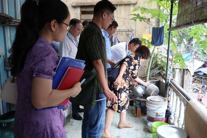 Kiểm tra, hướng dẫn người dân không để dụng cụ chứa nước đọng nhằm phòng chống muỗi gây sốt xuất huyết. Ảnh: CDC Hà Nội
