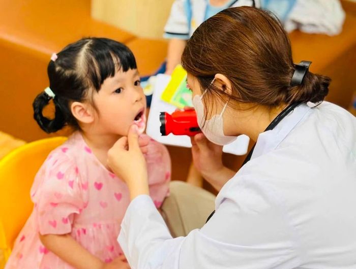 Khám sức khỏe cho trẻ dưới 6 tuổi tại phường Đông Ngạc. Ảnh: SYT