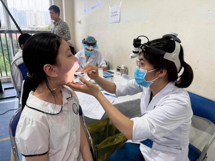 Khám sức khỏe tại phường Thanh Xuân. Ảnh: SYT