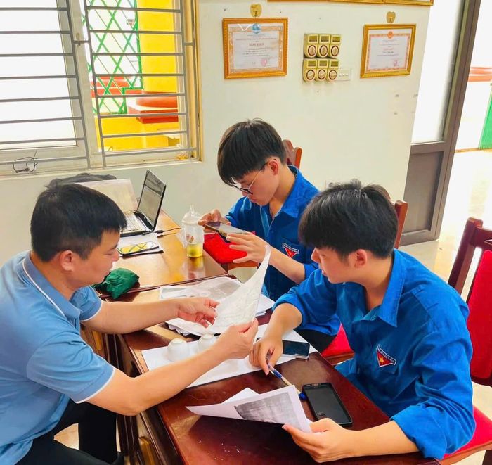 Tuổi trẻ xã Tiến Thắng tích cực hỗ trợ tiếp cận cán bộ cơ sở các tiện ích số. Ảnh PV