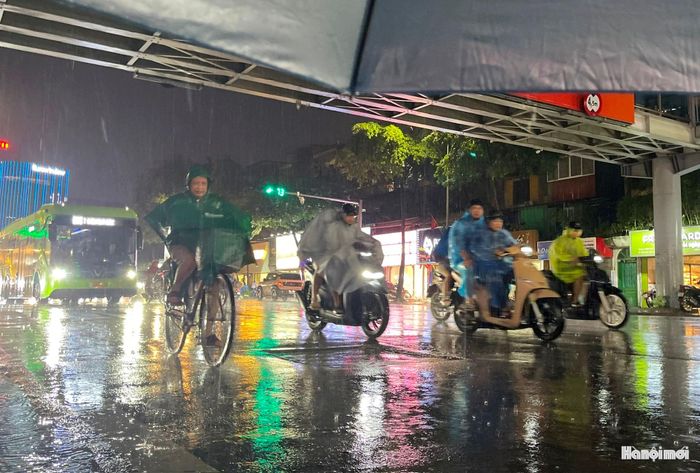Người và phương tiện tham gia giao thông di chuyển ổn định trên phố Phạm Ngọc Thạch.