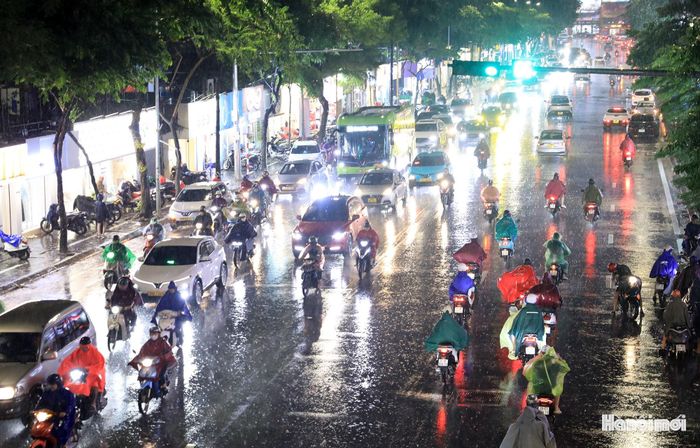 Cũng trong tối nay (23-8), tại phố Phạm Ngọc Thạch - khu vực thường xuyên bị úng ngập sau mỗi trận mưa trước đây, nay thông thoáng khác thường.