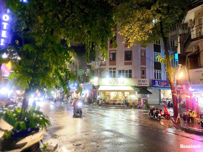 Khu vực phố Nguyễn Khuyến từng là "điểm đen" úng ngập, nay mặt đường không ghi nhận tình trạng nước đọng sau những ngày mưa liên tục.