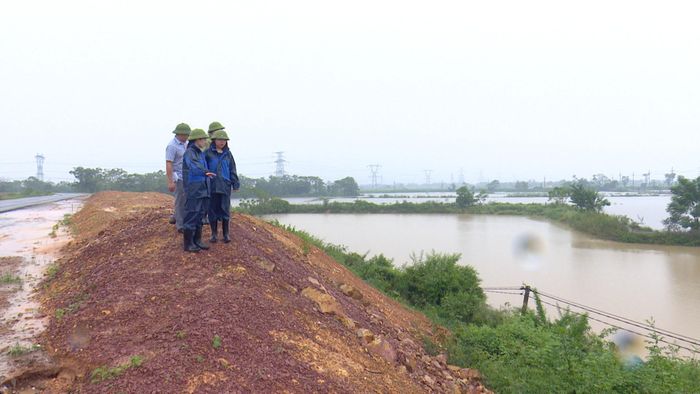 Lãnh đạo UBND xã Đa Phúc xuống hiện trường kiểm tra thực tế công tác ứng phó phòng chống lụt, bão và trang thiết bị cần thiết. Ảnh: Đức Hiến