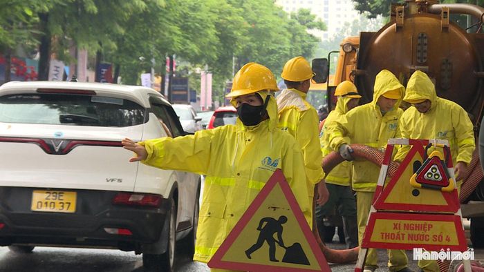 Công nhân thoát nước vẫn duy trì ứng trực, kiểm tra hệ thống thu nước và sẵn sàng xử lý tình huống phát sinh, dù giao thông trên tuyến cơ bản được duy trì trong mưa.