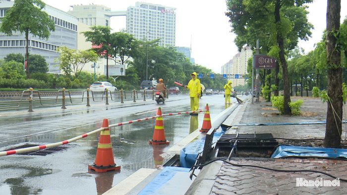 Trên mặt đường, các tổ công tác cũng liên tục di chuyển giữa những vị trí trọng yếu. Mưa xuống, họ kiểm tra các điểm thấp trũng, theo dõi dòng chảy, xử lý ngay những vị trí có nguy cơ úng ngập và phối hợp vận hành các công trình đầu mối.