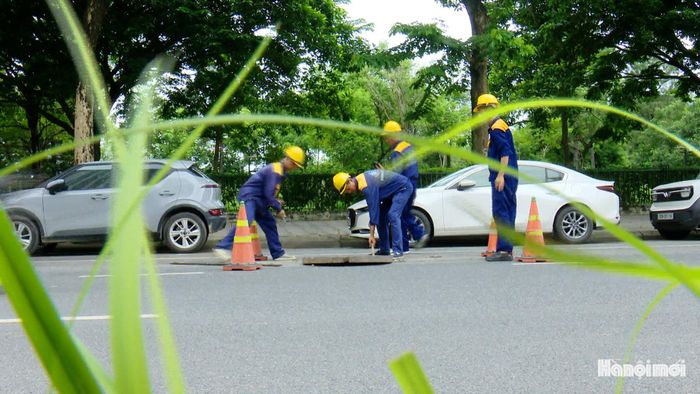Để nhiều tuyến đường không còn ứng ngập, hơn 2.500 người vẫn âm thầm làm việc 24/24 giờ, từ mặt đường đến lòng cống, từ các cửa thu đến những công trình đầu mối.