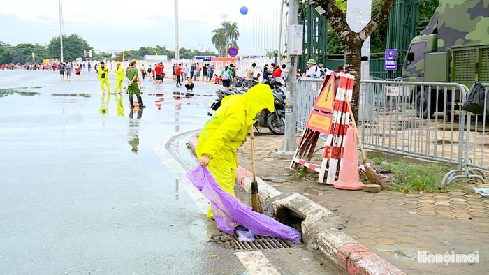 Công việc của công nhân bắt đầu từ những việc tưởng như rất nhỏ: kiểm tra cửa thu, miệng cống, vớt rác, khơi thông dòng chảy. Trong ảnh, công nhân Xí nghiệp thoát nước số 2 tua vớt rác tại cửa thu nước trước cổng SVĐ Mỹ Đình.