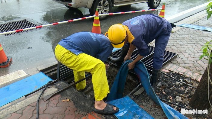 Vận hành máy hút trước và trong mưa, lực lượng thoát nước góp phần hạn chế tình trạng nước dồn ứ tại các vị trí thấp trũng. Ảnh ghi nhận tại ngõ 165 Thái Hà, điểm thấp trũng nhất trên tuyến phố