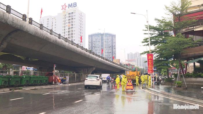 Khu vực Vĩnh Tuy, nơi từng xảy ra úng ngập trong các trận mưa trước, nay giao thông vẫn được duy trì, nước trên mặt đường được tiêu thoát trong thời gian mưa.