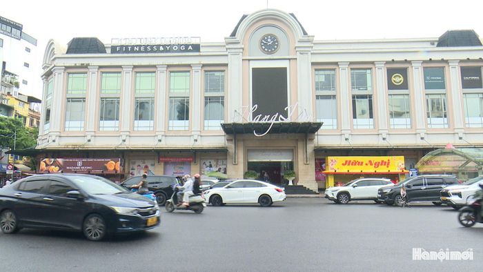 Tại Chợ Hàng Da, hệ thống bể điều tiết ngầm 2.500m3 được đưa vào vận hành, góp phần tăng khả năng thu, giữ và điều tiết nước trong khu vực trung tâm. Trong những ngày qua, việc vận hành bể góp phần cho khu vực Phùng Hưng, Nhà Hỏa và lân cận không còn ngập úng.