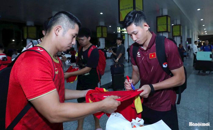 Dù có lợi thế hai bàn, HLV Kim Sang-sik vẫn yêu cầu các học trò duy trì sự tập trung. Nhà cầm quân người Hàn Quốc nhấn mạnh rằng mọi thứ chưa kết thúc và đội tuyển cần nhanh chóng hồi phục thể lực, chuẩn bị cho trận lượt về. Ảnh: Ngọc Tú