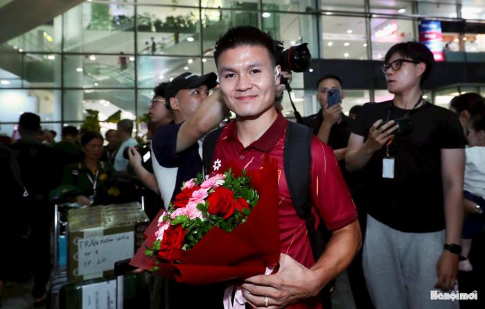 Chiến thắng 2-0 trên đất Thái Lan cũng tạo nên sự hứng khởi tại Việt Nam. Nhiều người hâm mộ xuống đường mừng chiến thắng dù trời mưa lớn. Ảnh: Ngọc Tú 