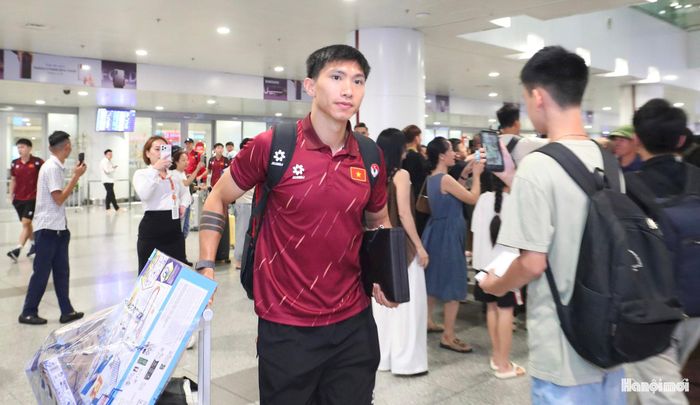 Khoảng 20 giờ, toàn đội mới có thể hạ cánh tại sân bay Nội Bài. Ảnh: Ngọc Tú