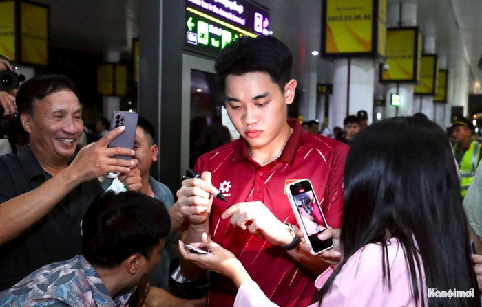 Trước đó, sau trận đấu tại Rajamangala, các cầu thủ Việt Nam nhận được sự cổ vũ lớn từ người hâm mộ. Đình Bắc được người hâm mộ xin chữ ký tại sân bay. Ảnh: Ngọc Tú