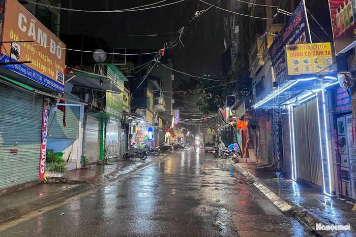 Cũng tại phố Bùi Xương Trạch tại đúng vị trí đó, cả đoạn đường không ghi nhận ngập úng, ảnh chụp trong đêm 23-8-2026. Ảnh: Khánh Huy