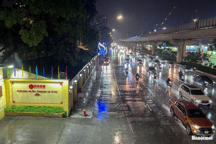 Còn đây là hình ảnh ghi nhận trong đêm 23-8-2026. Cũng ở vị trí ấy (đường Nguyễn Trãi), nhưng cả đoạn đường không bị ngập úng, giao thông thông thoáng. Ảnh: Khánh Huy