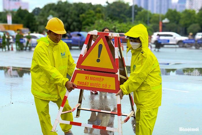So với những năm trước đây, thực tế những ngày qua đã cho thấy sự chuyển biến đáng ghi nhận khi thành phố từng bước giải "bài toán" úng ngập. Trong ảnh, công nhân Xí nghiệp Thoát nước số 2 ứng trực đảm bảo tiêu thoát nước tại khu vực sân vận động quốc gia Mỹ Đình. Ảnh: Lại Tấn