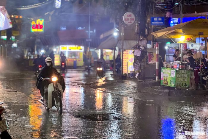 Phố Triều Khúc từng được cư dân mạng gọi vui là "vịnh Triều Khúc" bởi thường xuyên rơi vào cảnh ngập úng, nhưng không ghi nhận ngập úng trong đêm 23-8. Ảnh: Khánh Huy