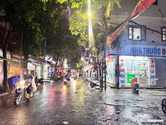 Phố Hoa Bằng cũng là một trong những điểm ngập úng sau các trận mưa lớn. Ghi nhận trong đêm 23-8, cả con phố thoát nước nhanh, không có điểm ngập úng. Ảnh: Khánh Huy