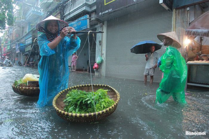 Phố Bùi Xương Trạch ngập úng cục bộ sau cơn mưa lớn kéo dài 1 tiếng, ảnh chụp tháng 6-2019. Ảnh: Khánh HUy