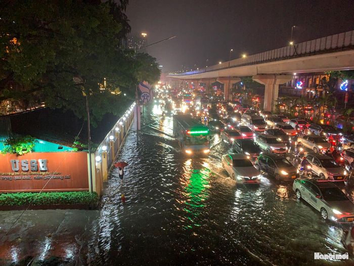 Quay trở lại năm 2025, trận mưa lớn vào đầu năm khiến đường Nguyễn Trãi bị ngập úng, ùn tắc cục bộ. Ảnh: Khánh Huy