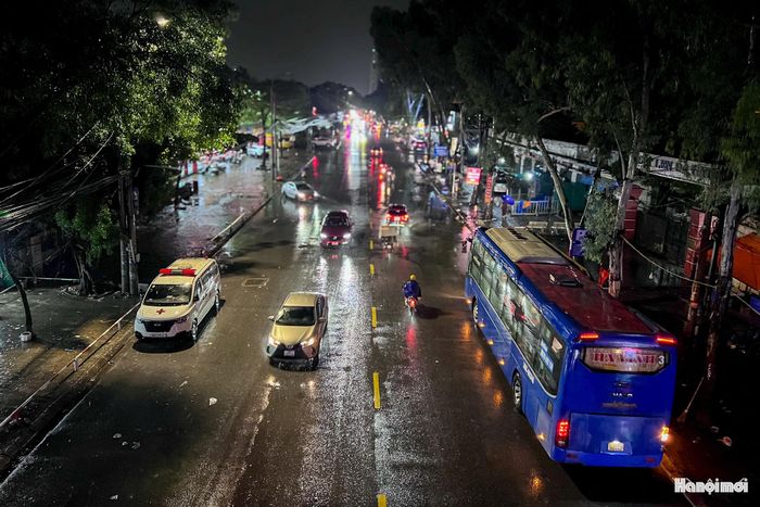 Thành phố triển khai 10 công trình khẩn cấp, tập trung vào những khu vực, lưu vực và đầu mối có tác động trực tiếp tới khả năng tiêu thoát nước. Đến mùa mưa năm 2026, các hạng mục chính của 10 công trình này đã cơ bản được đưa vào vận hành. Hiệu quả ngay lập tức được ghi nhận khi gần như không xuất hiện ngập úng dù ở những điểm đen trước đây. Ảnh: Khánh Huy