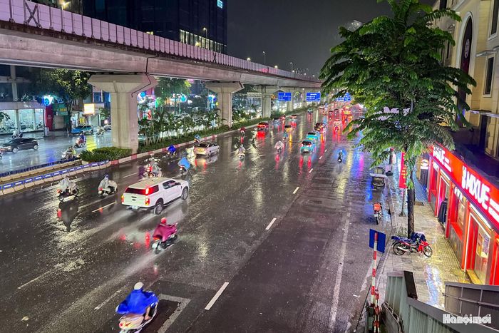 Cũng là đoạn đường Nguyễn Trãi tại cùng vị trí vào đêm 23-8-2026, không có một vũng nước đọng, các phương tiện di chuyển thuận lợi. Ảnh: Khánh Huy