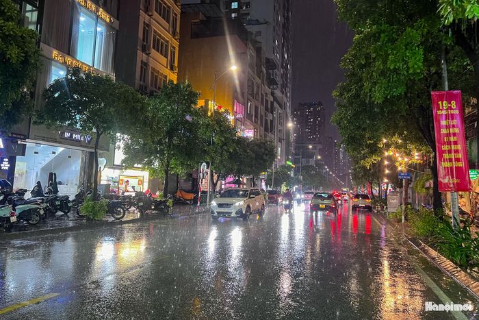Phố Vũ Trọng Phụng cũng từng là một trong những "điểm đen" ngập úng sau mỗi trận mưa lớn. Ghi nhận trong đêm 23-8-2026, phố Vũ Trọng Phụng thông thoáng, không có điểm nào tụ nước. Ảnh: Khánh Huy