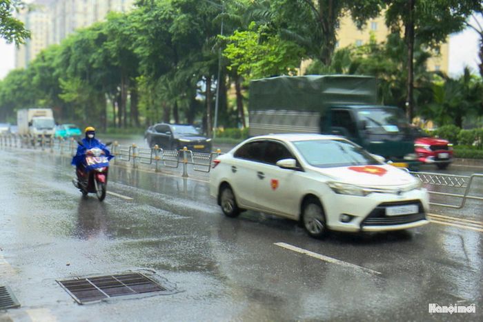 Ghi nhận trong ngày 23-8 tại một số khu vực từng thường xuyên ngập úng, khả năng tiêu thoát nước cơ bản vẫn được duy trì, cho thấy hiệu quả bước đầu của các giải pháp chống úng ngập khẩn cấp. Ảnh chụp trên đường Võ Chí Công ngày 23-8. Ảnh: Lại Tấn