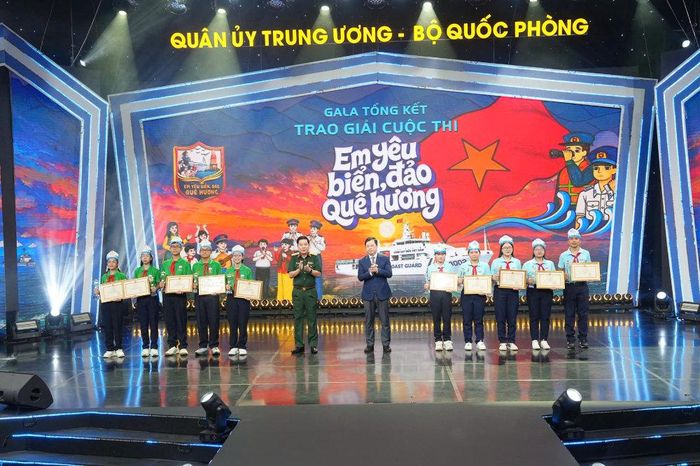 Ban Tổ chức trao giải Nhì cho các học sinh. Ảnh: BTC