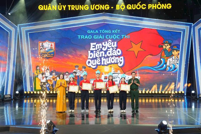 Đại tướng Phan Văn Giang, Ủy viên Bộ Chính trị, Phó Thủ tướng Chính phủ, Bộ trưởng Bộ Quốc phòng và Phó Chủ tịch Quốc hội Nguyễn Thị Thanh trao giải Nhất cho các học sinh. Ảnh: BTC