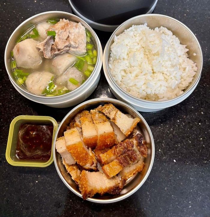 Vốn không giỏi thể hiện tình cảm bằng lời nói, Hồng chọn gửi gắm sự quan tâm qua những hộp cơm chuẩn bị cho chồng mỗi ngày. Cô mong chồng, hiện làm việc tại các công trình xây dựng, có bữa ăn an toàn, đủ chất sau những giờ lao động vất vả. Với cô, chăm chút từng phần cơm cũng là cách giản dị để vun vén gia đình.