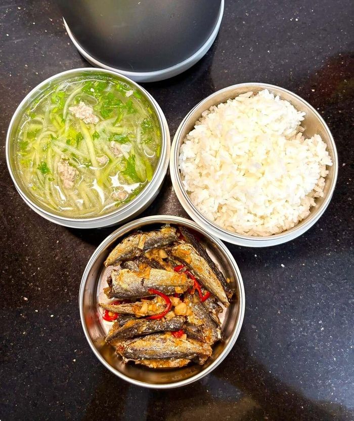 Phần cơm của chồng thường nhiều hơn, gồm ba hộp: cơm, món mặn và canh, kèm một chai sữa hạt. Chi phí trung bình khoảng 35.000-40.000 đồng. Những bữa đơn giản như cá khô rim lạc, cá nục kho hay trứng cuộn giúp cân đối với ngày có tôm, cá hồi. "Tính trung bình thì những món này bù trừ cho nhau", Hồng nói.