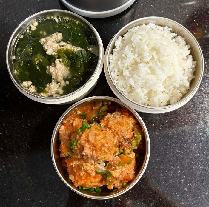 Để tránh mất thời gian nghĩ món mỗi ngày, bà mẹ trẻ thường lên thực đơn cho cả tháng. Cô chia nguyên liệu thành các nhóm như thịt heo, bò, gà, tôm, mực, cá, trứng, lươn... rồi liệt kê những cách chế biến khác nhau. Riêng thịt heo có thể làm ba rọi rang cháy cạnh, sườn kho nước dừa, thịt kho trứng, thịt kho dưa... Mỗi ngày, cô chỉ cần chọn một món trong danh sách nên ít khi bị trùng.