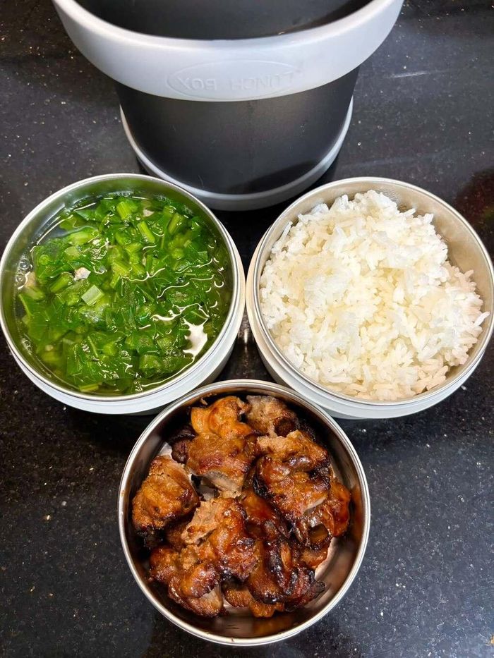 Mỗi cuối tuần, cô mua thực phẩm cho cả tuần, sơ chế, chia thành từng phần vừa đủ một lần nấu, hút chân không rồi cấp đông. Theo Hồng, cách này giúp kiểm soát lượng thực phẩm, hạn chế mua dư hoặc để nguyên liệu trong tủ lạnh quá lâu.