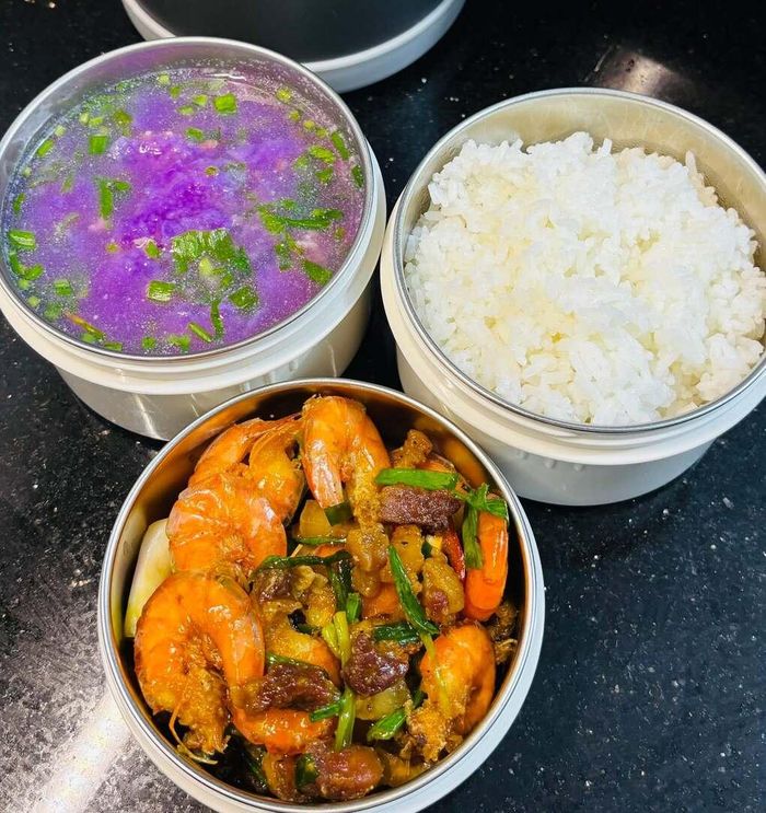 Với Hồng, việc chuẩn bị cơm không chỉ là chuyện ăn uống mà còn góp phần duy trì nếp sinh hoạt gia đình, nhất là những bữa cơm tối. "Giờ ai cũng bận, phụ nữ cũng đi làm cả ngày. Nếu cơm nước cũng ăn ngoài thì có khi cả ngày hiếm khi nói chuyện với nhau", cô nói.