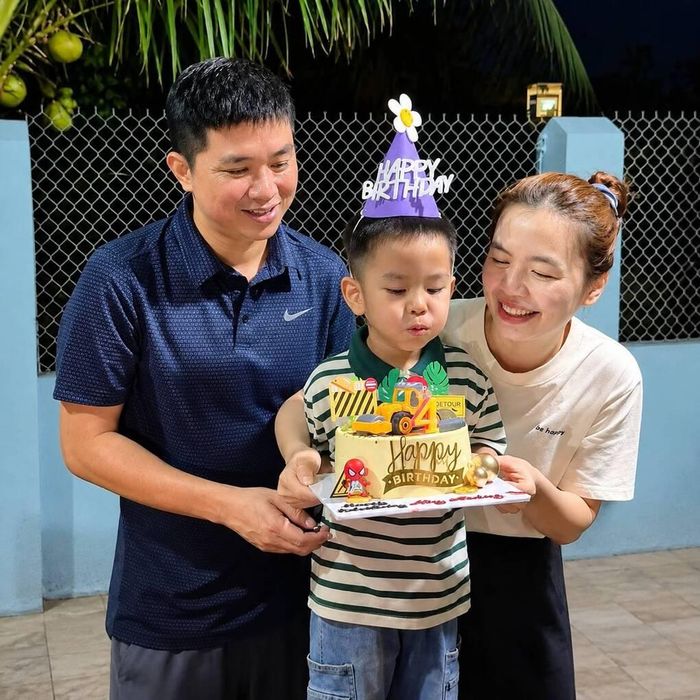 Vợ chồng Hồng trong sinh nhật 4 tuổi của con trai.