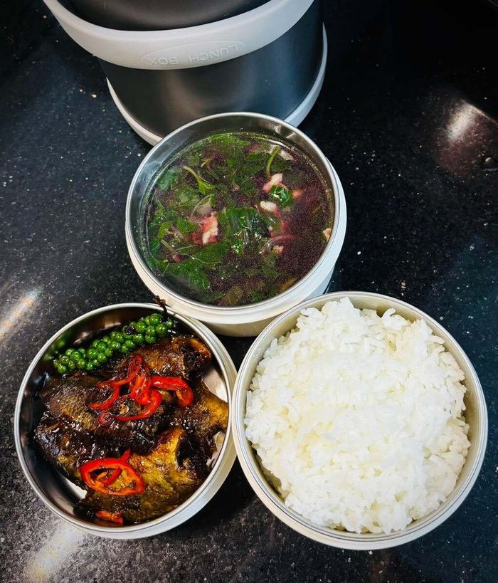 Dù vậy, Hồng không xem dậy sớm nấu cơm là trách nhiệm phải duy trì bằng mọi giá. Có những giai đoạn công việc quá tải, cô tạm ngừng nấu, cả nhà đi cà phê hoặc ăn ngoài để nghỉ ngơi, sau đó mới trở lại nhịp cũ. "Thời buổi này mọi thứ đều có sẵn, nhưng chẳng có hàng quán nào ăn mãi được như cơm nhà", cô nói.