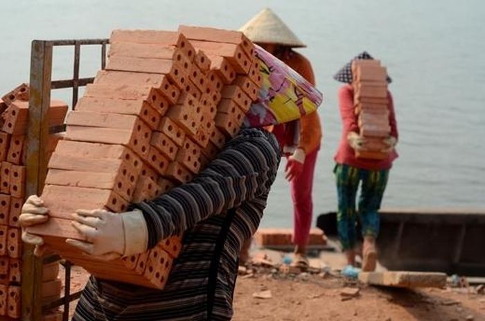 Cưỡng bức lao động hoặc ngược đãi người lao động, người sử dụng lao động bị phạt nặng theo Nghị định 283/2026/NĐ-CP. Ảnh minh họa: TL