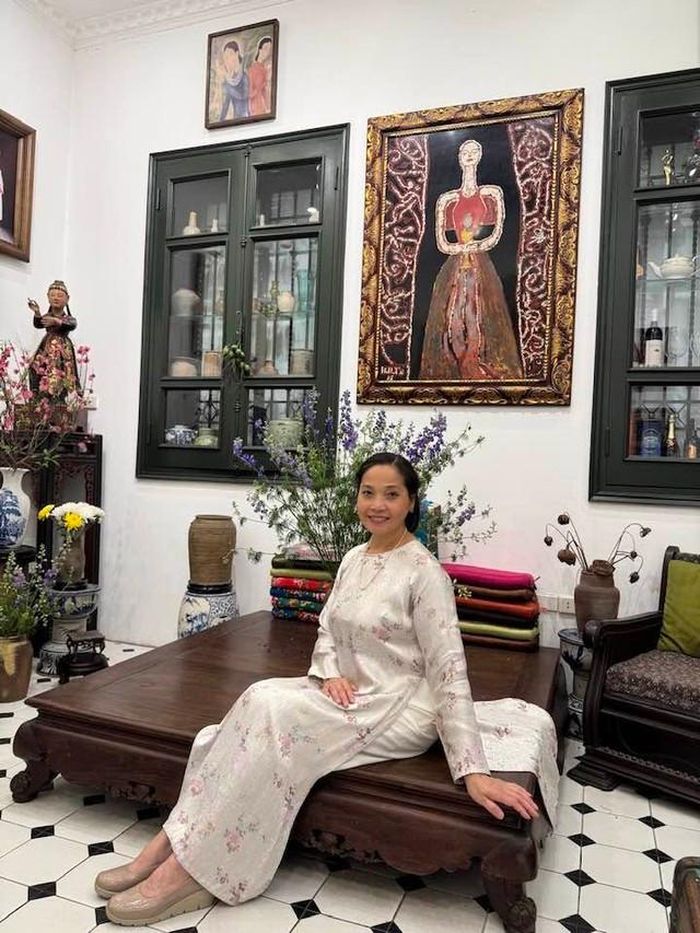 Nhắc đến NSƯT Lê Vi, khán giả thường nhớ đến hình ảnh một nữ diễn viên có vẻ ngoài nền nã, đậm chất phụ nữ Hà thành. Trên màn ảnh, chị không cần trang điểm quá cầu kỳ vẫn tạo được sức hút riêng. Những đường nét thanh thoát cùng thần thái đằm thắm giúp NSƯT Lê Vi phù hợp với những vai diễn có đời sống nội tâm, cần sự tinh tế trong cách thể hiện.